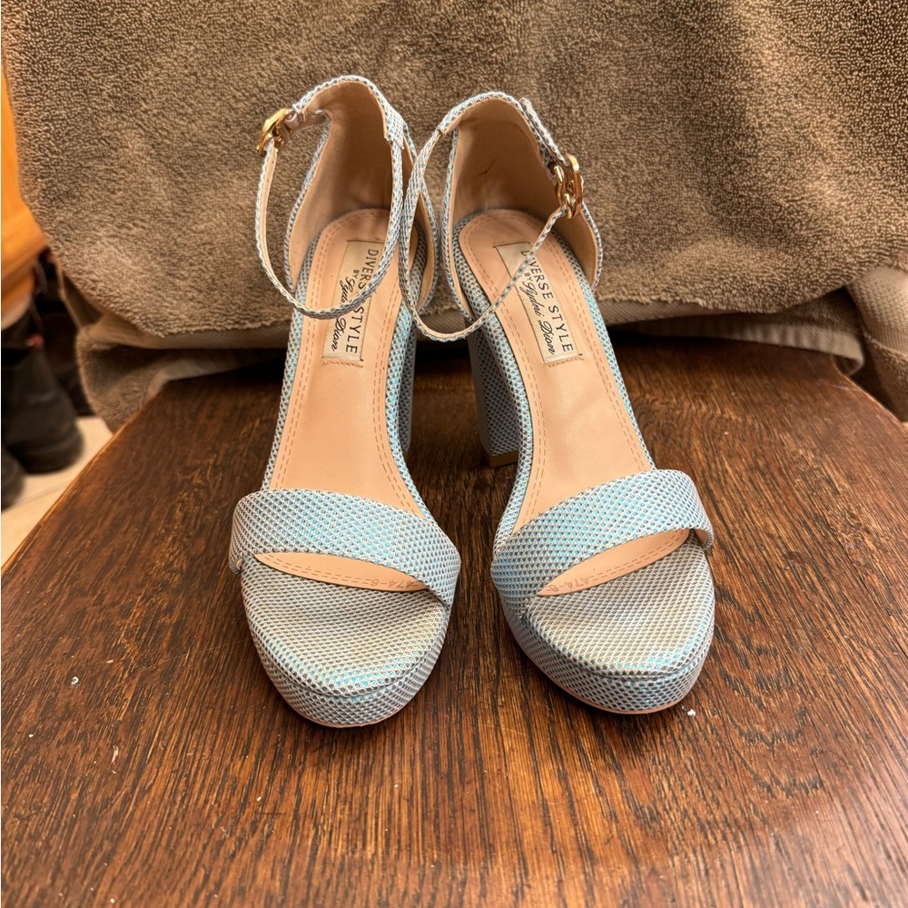 Diverse Style by Sydni Dion turquoise blue heel size 6